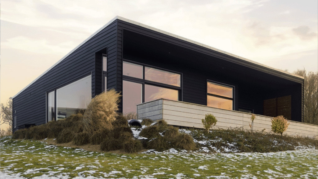 moderne sommerhus nybyg lyng og linje